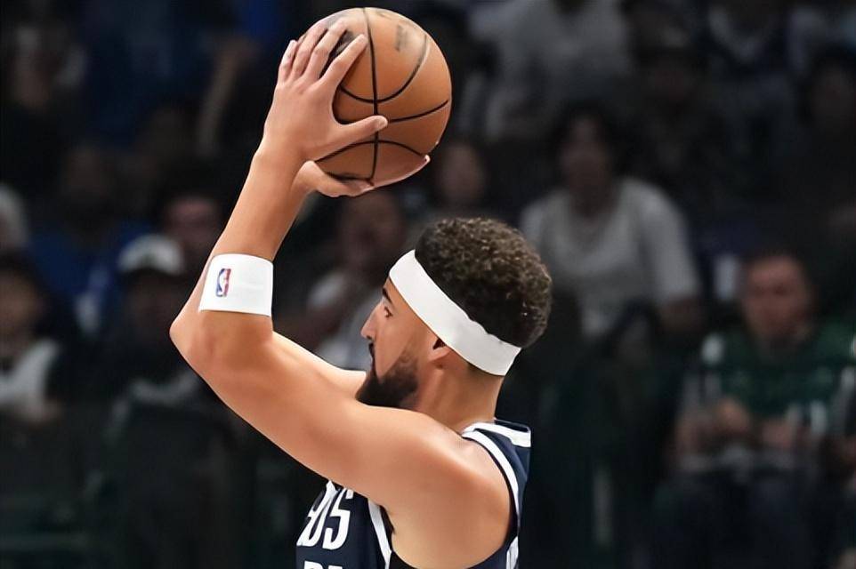 纽约尼克斯训练开放日，集结日复出首秀引欢呼，全明星赛在即，年轻球员得到机会的简单介绍-九游体育