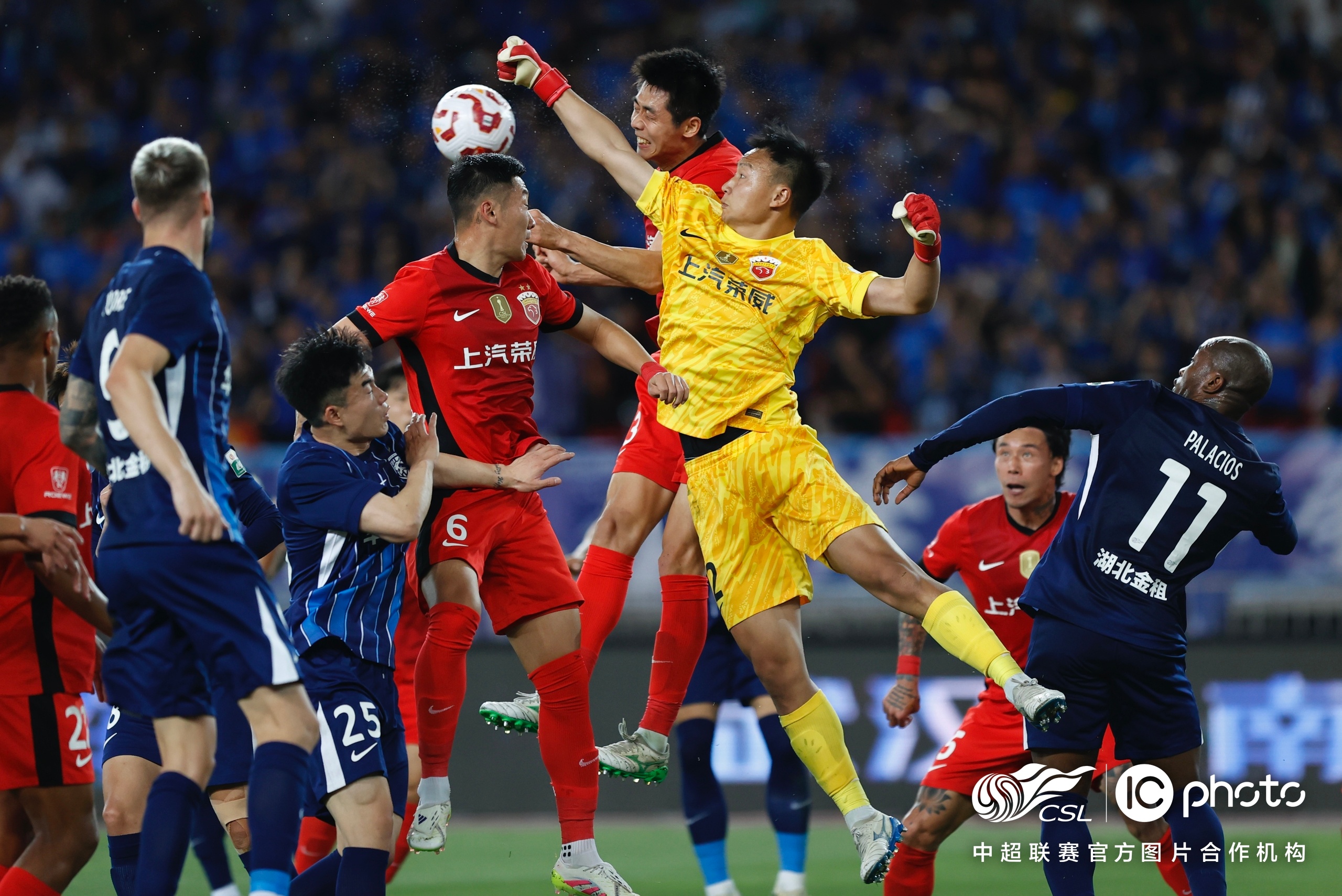 上海海港赛后防线松动，志在全明星赛名次提升，悬念犹存，年轻球员得到机会的简单介绍